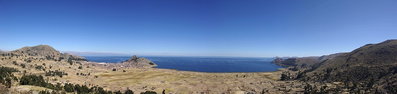003_IMGP2191_2194A.jpg - Copacabana est en vue, perdue au milieu du désert d'une part et sur les rives du lac Titicaca.