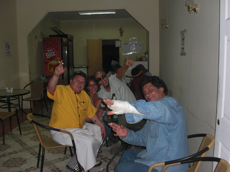CIMG0140.JPG - Ceux là ne nous avaient pas attendus pour vider quelques bouteilles.