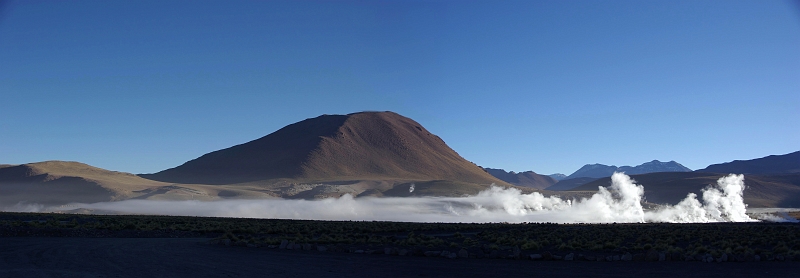 IMGP3678_3679A.jpg - Les geysers du Tatio, 4 320m.Nous sommes partis à 4 heures du matin de San Pedro, nous voici sur ce plateau où il fait -15°C.