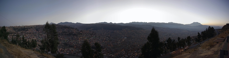 001_IMGP2060_2063A.jpg - La Paz, nous avons atterri très tôt, l'aéroport est situé sur l'Altiplano, en plein El Alto.Au détour d'un virage, La Paz s'offre à nous.