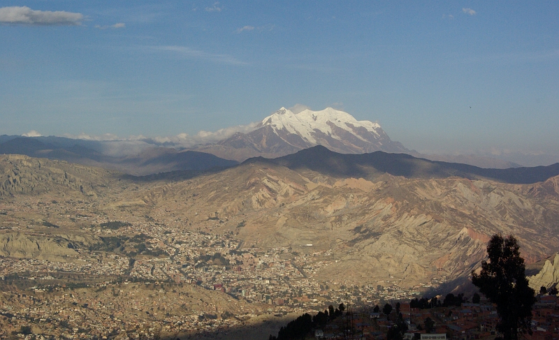 003_IMGP4024A.jpg - Dominée par l'Illimani 6 402 m et les autres sommets de la Cordillère Royale.