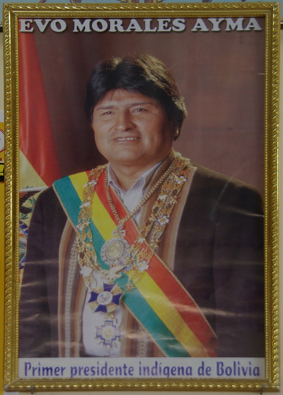 113_IMGP3544A.jpg - Evo Morales Ayma, premier président indien élus au premier tours avec 54% des suffrages.Né le 26 octobre 1959, il met en place "sa" révolution démocratique.Enfin la Bolivie est dirigée par un de ses fils légitime, souhaitons que le grand méchant loup d'Amérique du Nord ne lui mette pas trop de bâton dans les roues.