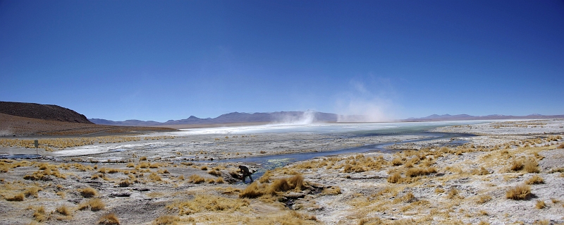 025_IMGP3431_3432.JPG - Nous sommes sur une autre lagune, le salar de Chalviri  avec plein de sources chaudes.