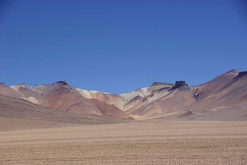 065_IMGP3483A.jpg - Un très beau Neck; la lave solidifiée dans la cheminée du cône volcanique est plus résistante à l'érosion que les cendres qui constituaient le cône.