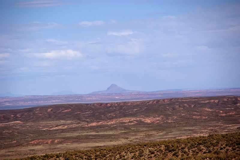 083_IMGP2643.JPG - L'Altiplano jalonné de cônes volcaniques.