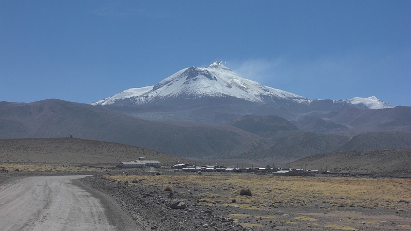 001_CIMG0317.JPG - Le volcan Guallatiri et le village du même nom à ses pieds.