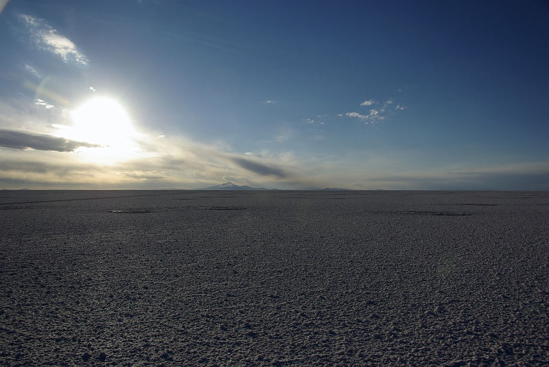 019_IMGP2679.JPG - A l'horizon, les sommets qui bordent le salar.