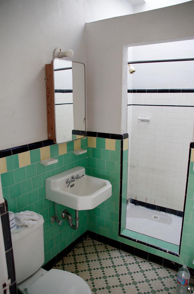 1038.JPG - La petite salle de bain restée dans son jus.