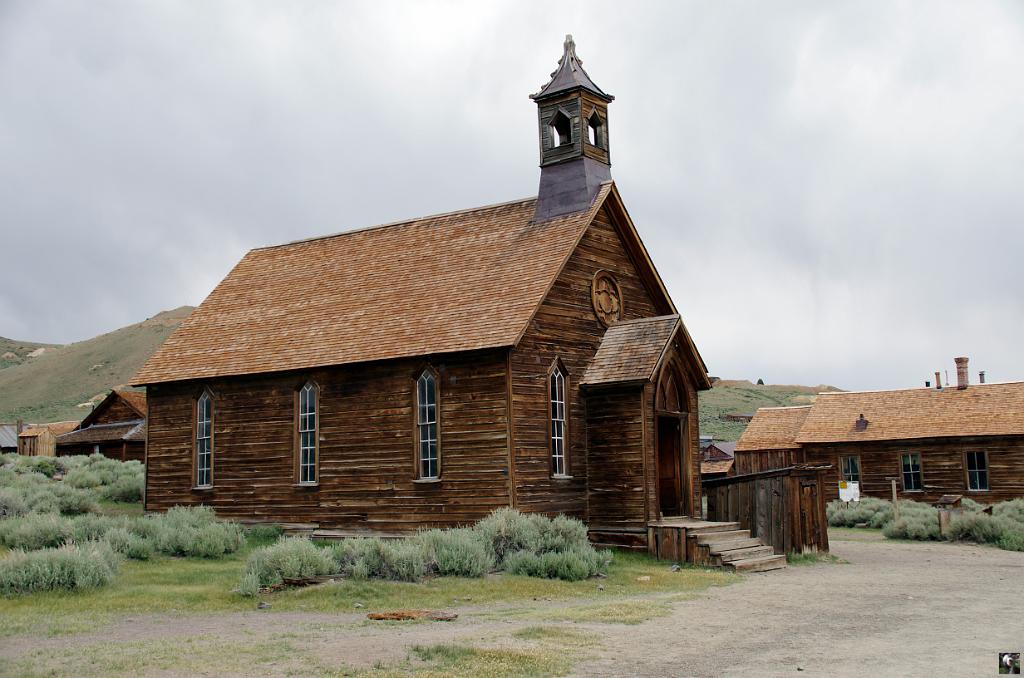 0526.JPravée.JPG - Toujours au sortir du Parc de Yosemite, voici la ville fantôme de Bodie.Son église. Longtemps restée sans prêtre car aucun ne voulait venir dans cette ville dépravée.