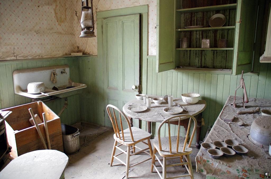 0532.JPG - Les intérieurs sont restés tel quel, comme abandonnés soudainement.