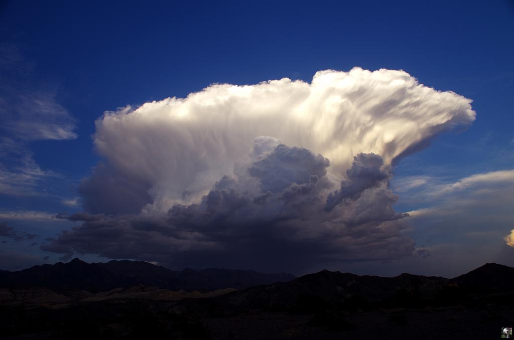 1028.JPG - Retour à Furnace creek, les nuages grossissent, nous aurons un orage arrivé à Amargosa Opera House.