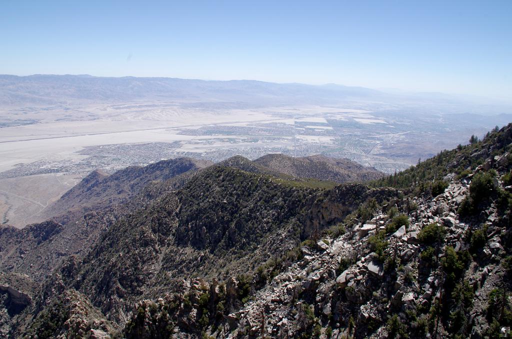 1244.JPG - En bas la petite ville de Palm Springs au milieu du désert.