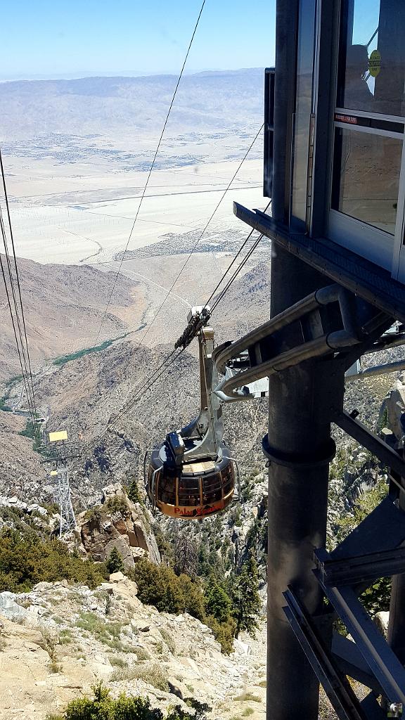 20160704_124228.jpg - La cabine est circulaire et dès qu'elle est en mouvement, une plateforme tourne pour avoir une vue panoramique tout le long de la montée.