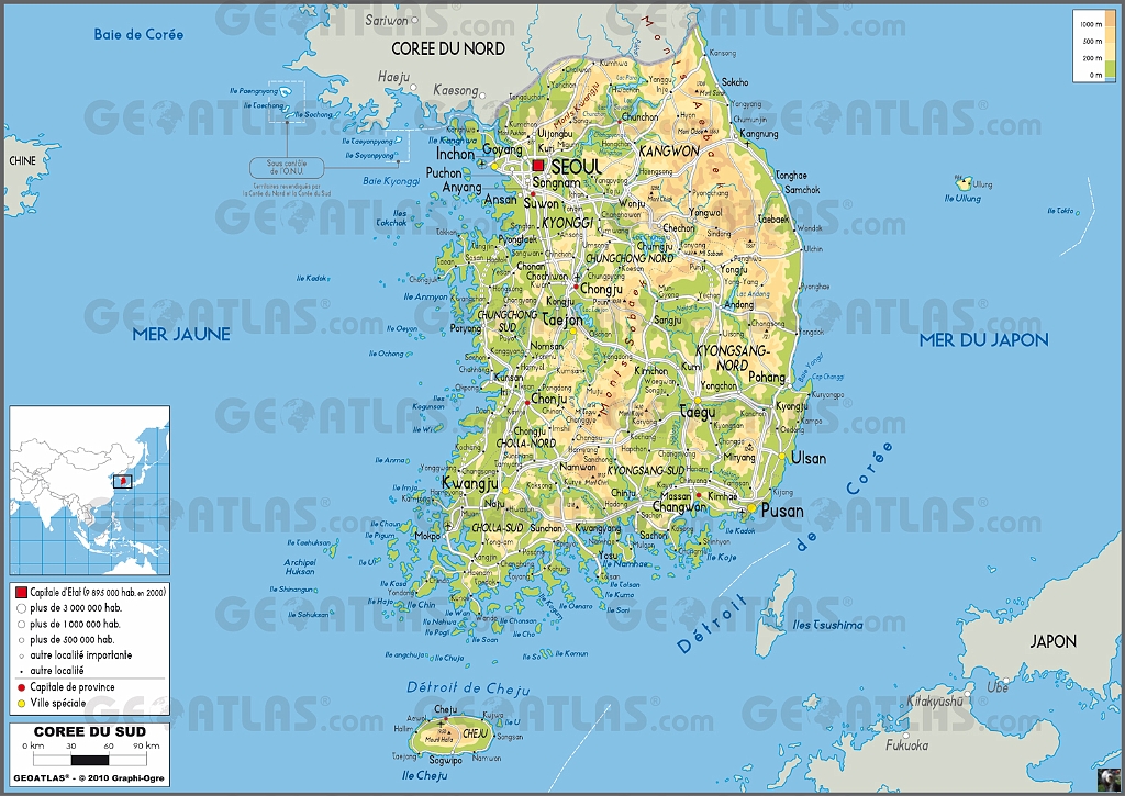 coree_du_sud_1.jpg - Le territoire sud-coréen est composé à 70 % de montagnes, orientées dans l'axe nord-sud, rendant les communications est-ouest difficiles. Le mont Halla (Hallasan), sur l'île de Jeju, est le point culminant de la Corée du Sud avec 1950 m. Sur le continent le mont Jiri (Jirisan) est le point culminant en Corée du Sud avec 1915 m, suivi du mont Seorak (Seoraksan) avec 1708 m. À la différence du Japon ou des provinces septentrionales de la Chine, la péninsule coréenne est géologiquement stable. Il n'y a aucun volcan actif et il n'y a eu aucun tremblement de terre fort.La Corée du Sud a un climat subtropical humide mais avec quatre saisons distinctes.Les hivers sont froids et secs de décembre à février avec des chutes de pluie et de neige occasionnelles.Le printemps commence fin mars début avril lorsque les arbres reverdissent. De mars à mai, le temps est très clément.Les étés sont chauds et humides avec une végétation abondante. En juin les températures atteignent 20 °C. La mousson commence habituellement vers la fin juin pour se terminer vers la fin juillet. Le mois d'août reste chaud et humide avec moins de précipitations.L'automne commence fin septembre, les vents continentaux arrivent et un climat clair et sec permet à la saison automnale d'être avec le printemps la période la plus agréable de l'année. En octobre le panorama coloré des arbres devient éblouissant.