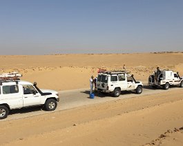 20211026_095830 Nous partons de notre lodge du village de Tunis escortés par des militaires pour notre sécurité. Notre petit groupe se réparti dans deux véhicules 4X4. Celui de...