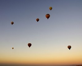 0754 Plusieurs montgolfières ont pris leur envol comme nous.