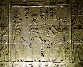 Assouan, le temple de Philae. Arrivés à Assouan dans la matinée, visite du temple de Philae l'après-midi.