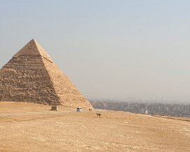 Le Caire et Gizeh Arrivés au Caire, visite des pyramides du plateau de Gizeh puis du Musée Archéologique.
