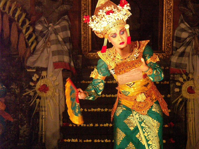 UBUD_Danse_PICT2679.JPG - Comme de nombreux autres groupes ethniques indonésiens, les Balinais sont détenteurs d'une culture originale, qui est un des éléments de l'attrait touristique de l'île - avec les risques de perte d'authenticité que cette exploitation comporte. Une de ses manifestations les plus spectaculaires est la danse dont il existe plusieurs types, souvent dansés par de très jeunes filles (le legong). On note aussi la musique très caractéristique, exécutée par le gamelan, le théâtre qui met en scène, entre autres, le mythique barong.