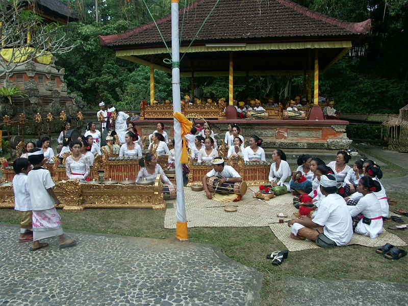UBUD_Temple_PICT2660.JPG - La langue balinaise fait partie du groupe dit "bali-sasak" de la branche malayo-polynésienne des langues austronésiennes.

Bali présente l'originalité d'être la seule île d'Indonésie à être restée essentiellement hindouiste.