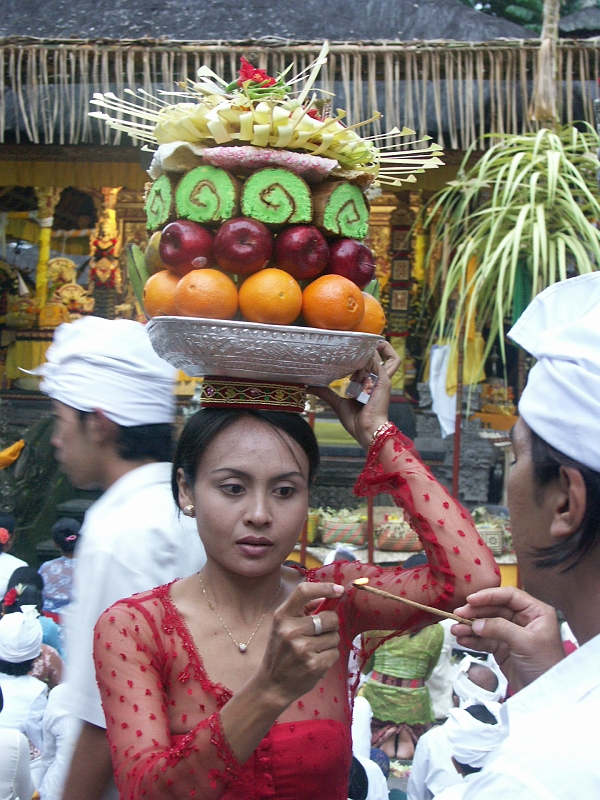 UBUD_Temple_PICT2663.JPG - Le couple de Balinais qui m'ont accompagné au temple.