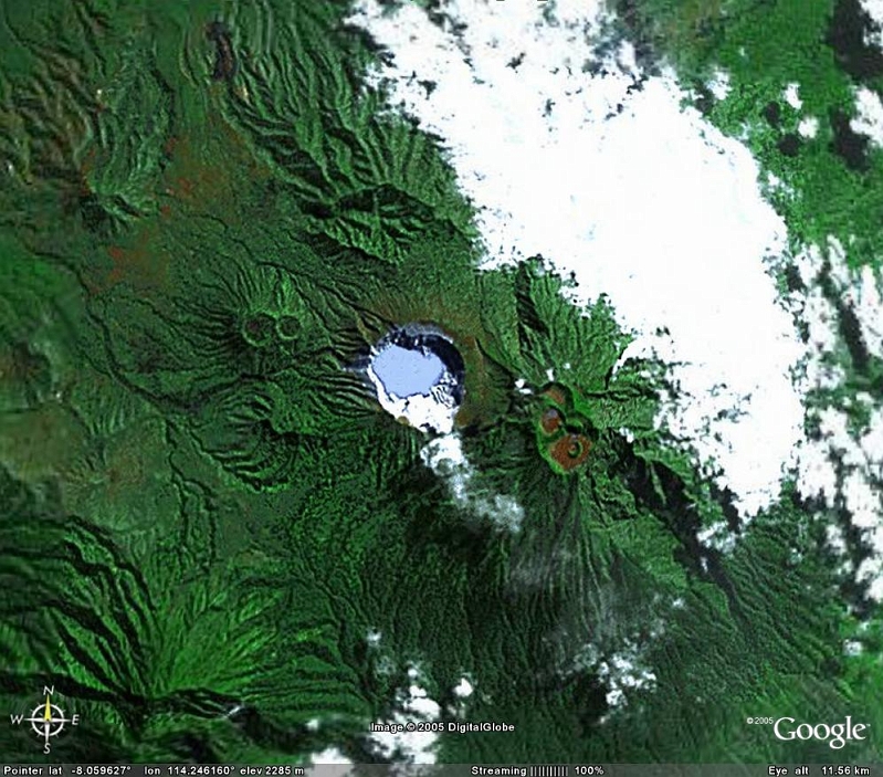 KawaIjen.jpg - Le Kawah Ijen et son lac d'acide.
Situé dans l'Est de Java, dans le massif volcanique de l'Ijen, à l'intérieur d'une énorme caldera de 16 X 20 Km qui abrite un autre volcan actif, le Raung.
Le lac sommital de 0,4 Km2 avec des parois de 200 m de hauteur.