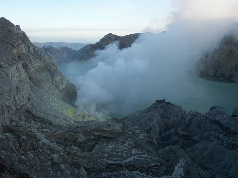 Kawa_ijen_PICT2385.JPG - La zone d'extraction est bien visible.
