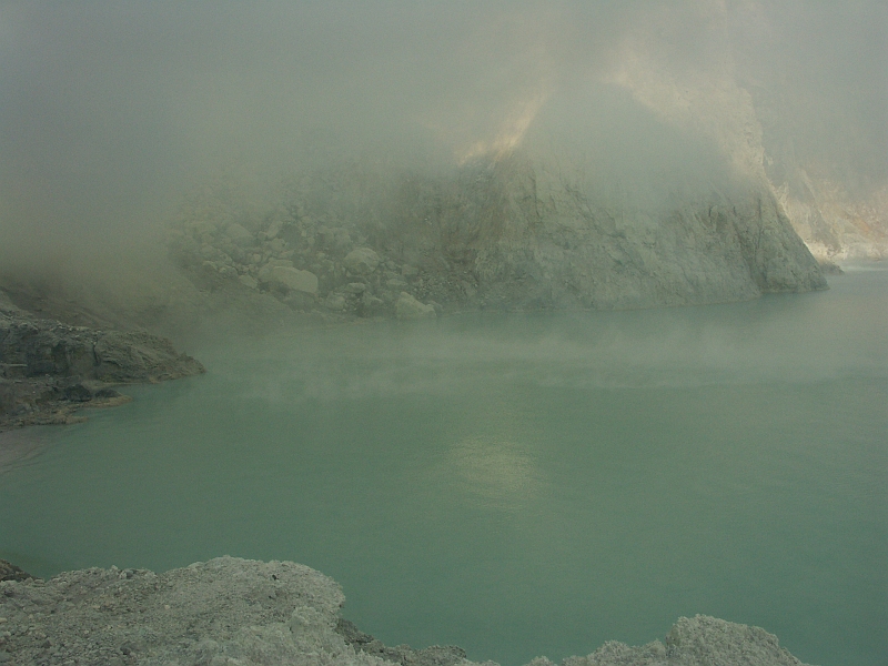 Kawa_ijen_PICT2433.JPG - Le lac fume.