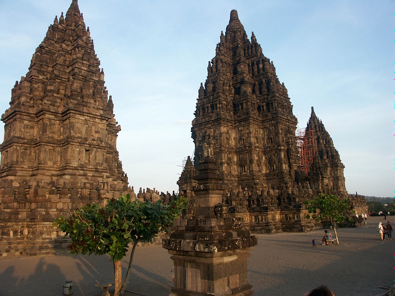 Prambanan_PICT2108.JPG - Le temple central, dédié à Durga, épouse de Shiva, repose sur une structure surelevée de 34 m de côté contenant une statue de la déesse. Cette structure est entourée d'une enceinte de 110 m de côté incluant les temples annexes. Le tout repose sur une plate-forme rectangulaire de 390 x 222 m.

