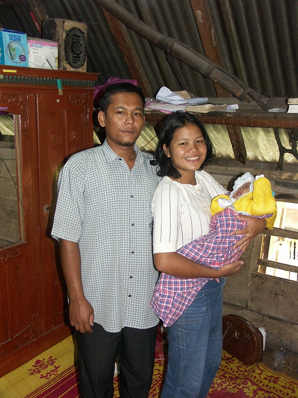 Samosir_Batak_PICT0100.JPG - Le jeune couple et leur bébé.