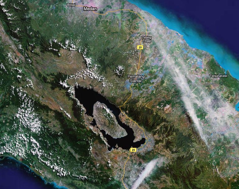 Toba.jpg - Le Toba est un lac de 100 km de long sur 30 km de large situé au milieu de la partie nord de l'île indonésienne de Sumatra.