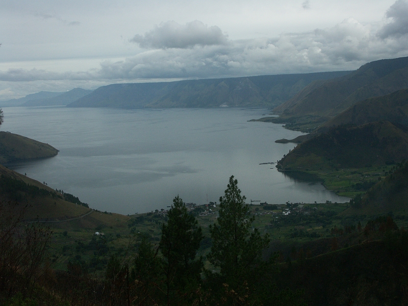Toba_PICT2018.JPG - On estime que le total des matériaux éruptifs était d'environ 2800 km³, dont environ 2000 km³ d'ignimbrite qui retomba au sol et environ 800 km³ sous forme de cendres qui furent emportées vers l'Ouest par le vent. Cette immense éruption dura probablement près de deux semaines. Très peu de plantes et d'animaux en Indonésie purent survivre, et il est possible que cette éruption ait causé une extinction planétaire.