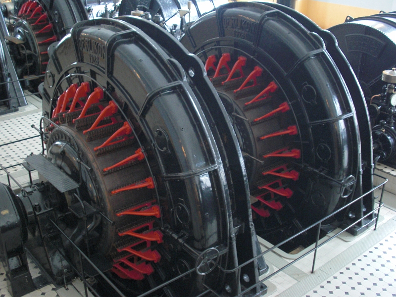 CIMG0256.JPG - Quelques années plus tard, cette même centrale électrique reçoit une unité de production d'hydrogène pour faire voler les zeplins.
