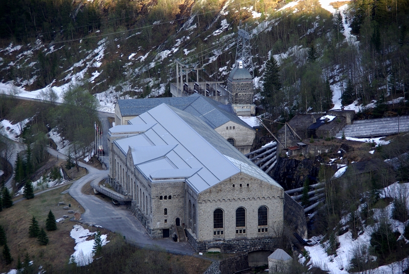 IMGP1964A.jpg - Sur ce site, grace à l'énergie de la centrale se trouvait une unité de production d'eau lourde.