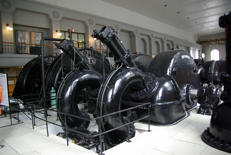 IMGP2005.JPG - Au premier plan, les injecteurs des turbines hydroliques.