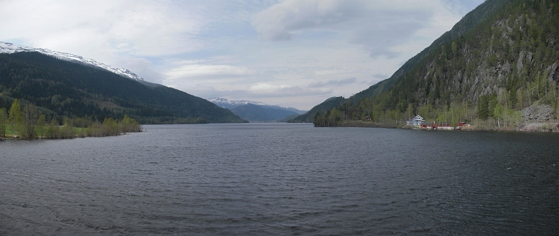 CIMG0142_0144.JPG - Un fjord, sommets enneigé.