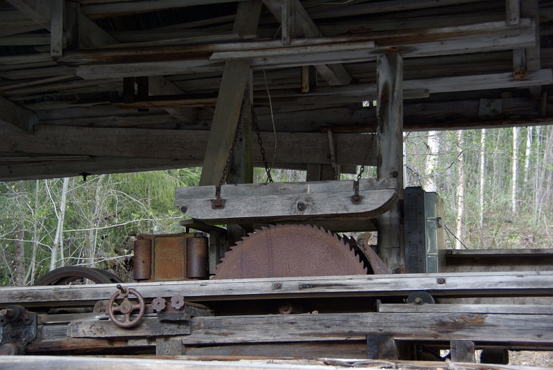 IMGP1931.JPG - Vieille scierie abandonnée au bord d'un torrent déchainé.