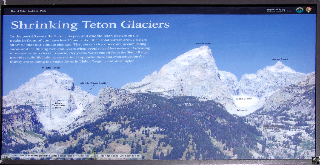 1924.JPG - La fonte des glaciers de Teton.Au cours des 40 dernières années, le Teton, Tipi, et les glaciers du moyen Teton sur les sommets en face de vous ont perdu 25 pour cent de leur surface totale. Ces glaciers nous montrent que notre climat change. Ils servent de réservoirs de glace, l'accumulation de neige et de glace pendant la saison humides, les années froides, quand les gens ont besoin de moins d'eau permet de libérer plus d'eau dans les rivières en années chaudes et sèches. L'eau de ruissellement de la chaîne de Teton offre un habitat à la faune, des possibilités de loisirs, et permet l'irrigation pour les cultures le long de la rivière Snake dans l'Idaho, de l'Oregon et de Washington.