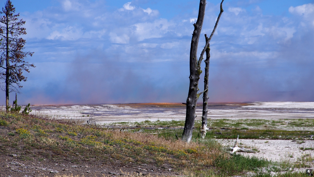1469.JPG - 3ième jour, nous retournons au grand Prismatique le matin.La vapeur qui s'échappe du bassin prend les couleurs du grand Prismatique.