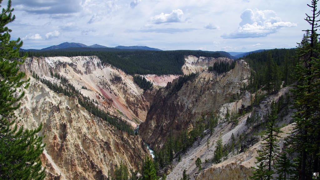 1271.JPG - La rivière tumultueuse traverse ce massif de rhyolite.