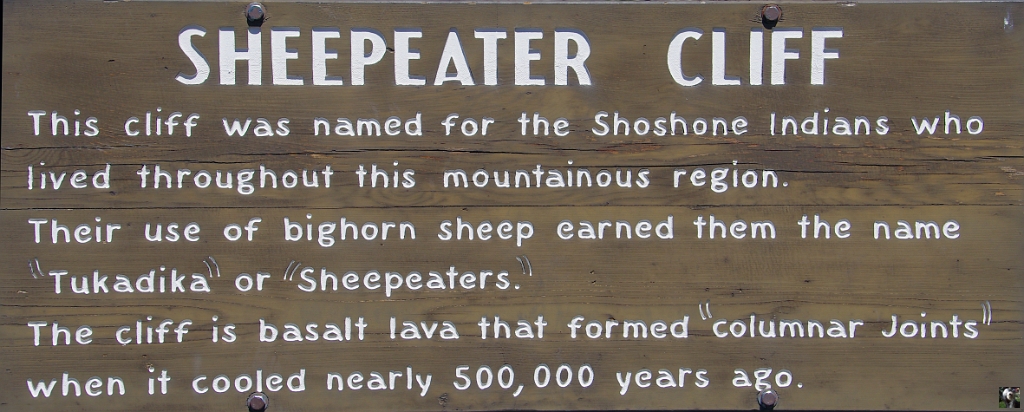 1658.JPG - Falaise Sheepeater.Cette falaise a été nommé par les Indiens Shoshone qui ont vécu dans cette région montagneuse.Leur utilisation de mouflons d'Amérique leur a valu le nom de «Tukadika" ou "Sheepeater".La falaise est de lave basaltique ayant formé ces  «joints colonnaires» lors du refroidissement il ya près de 500 000 ans.