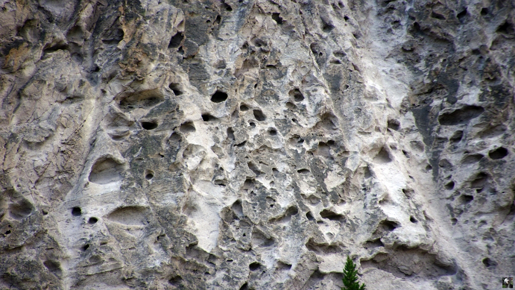 1811.JPG - Falaise de tuff.